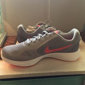 NWT Nike Revolution 3